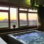 Logis Restaurant & Les Remparts 3* Salers