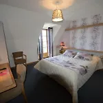 Hotel Logis Restaurant & Les Remparts Salers