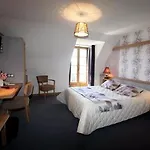 Hotel Logis Restaurant & Les Remparts 3*