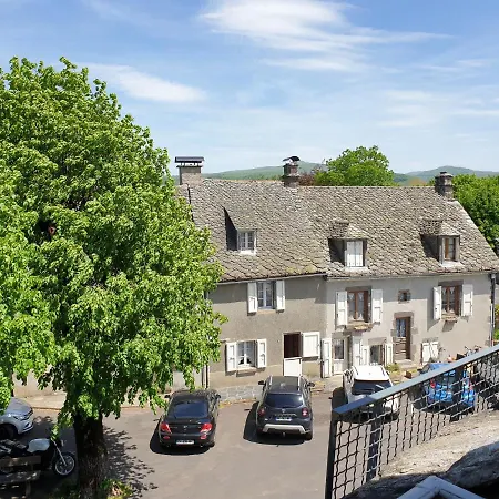 Logis Restaurant & Les Remparts 酒店 3*