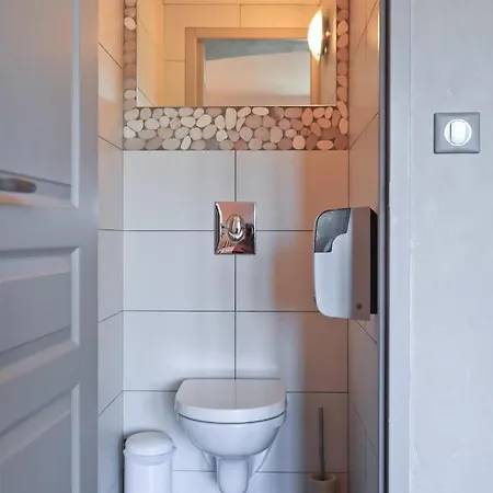 Logis Restaurant & Les Remparts 酒店