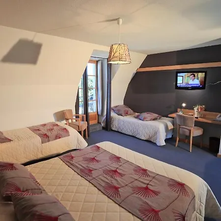 Logis Restaurant & Les Remparts 酒店 3*