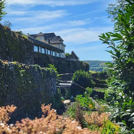 Logis Restaurant & Les Remparts 酒店 3*