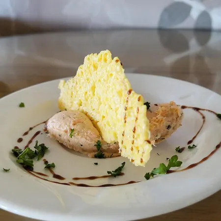 Logis Restaurant & Les Remparts 萨莱