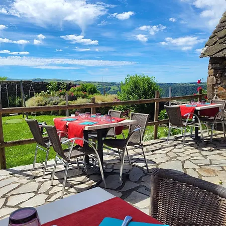 Logis Restaurant & Les Remparts 酒店