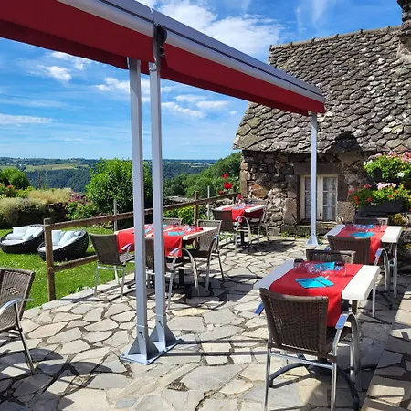 Logis Restaurant & Les Remparts 酒店 3*