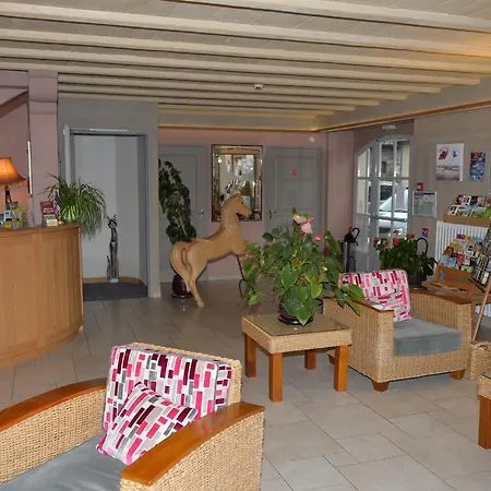 Logis Restaurant & Les Remparts 酒店 3*